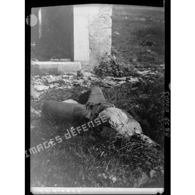 Cadavre au milieu des ruines à Vassieux-en-Vercors.