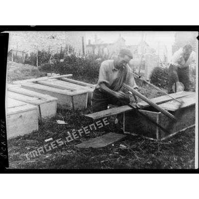 Fabrication de cercueils pour les victimes du massacre perpétré par les armées allemandes en juillet 1944 à Vassieux-en-Vercors ou celui de la grotte de La Luire.