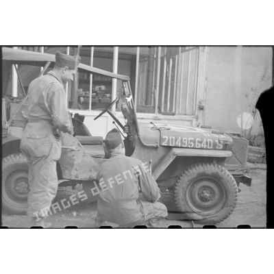 Soldats de la 2e DB remettant en état une jeep.