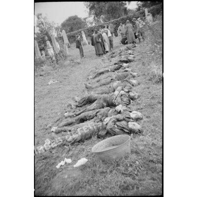 Prisonniers allemands employés à creuser des tombes pour les victimes de la bataille menée sur le front des Vosges à proximité de Saulxures-sur-Moselotte et Cornimont.
