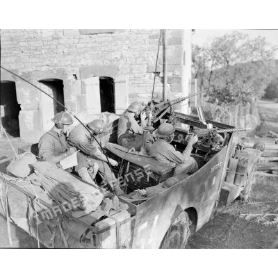 Equipage radio du 3e RSM (régiment de spahis marocains) à bord d'un scout-car M3A1 patrouillant dans le secteur de Villargent.