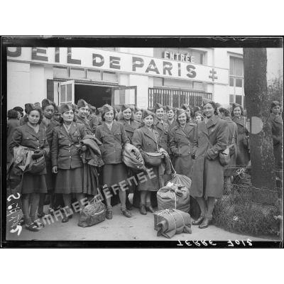 Arrivée de volontaires féminines de la France Libre à Paris.