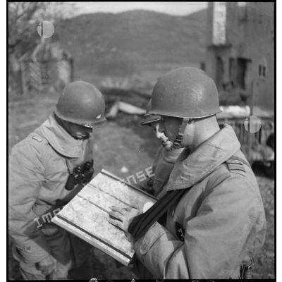 De son poste de commandement installé dans une voiture blindée, un colonel du 2e RD suit la progression des chars sur la carte et transmet ses ordres par radio.