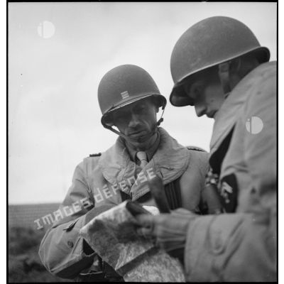 De son poste de commandement installé dans une voiture blindée, un colonel du 2e RD suit la progression des chars sur la carte et transmet ses ordres par radio.