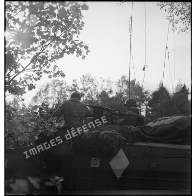 Les hommes, probablement du 2e RD, à bord de leurs automitrailleuses équipées d'une Browning 12,7 mm, surveillent le ciel et préviennent les embuscades dans le secteur du Haut-du-Faing.