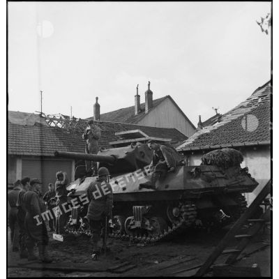 Maintenance de tanks destroyer TD M10 dans un village.
