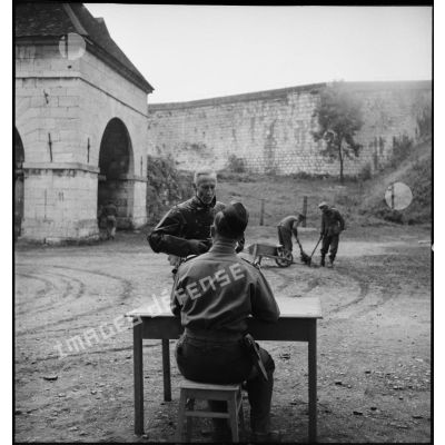 Prisonniers de guerre allemands et un geôlier français dans la citadelle de Besançon.