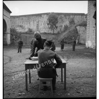 Prisonniers de guerre allemands et un geôlier français dans la citadelle de Besançon.