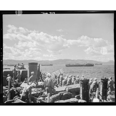 Légionnaires du 1er REC (régiment étranger de cavalerie) et du RMLE (régiment de marche de la Légion étrangère) approchant, à bord d'un bâtiment LST, du port de Marseille.