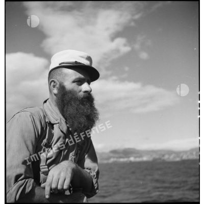 Légionnaire du 1er REC, ou du RMLE,  à bord d'un bâtiment LST s'approchant du port de Marseille.