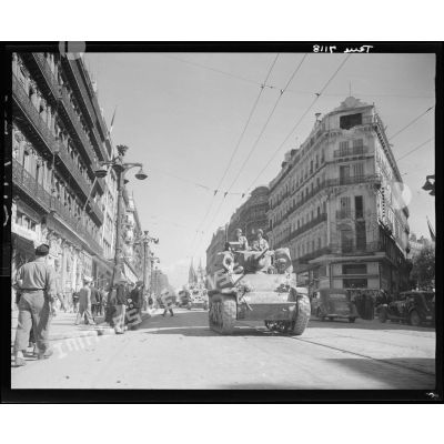 Défilé de la 5e DB (division blindée) à Marseille.