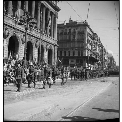 A la suite de la 5e DB (division blindée), les résistants FFI défilent à Marseille.