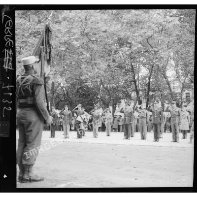 Cérémonie militaire à l'occasion de la remise de l'insigne de commandeur de la Legion of Merit au général de Lattre de Tassigny par le général américain Devers à Besançon le 18 octobre 1944.