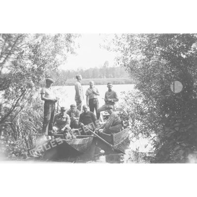 [France, années 1930. Portrait de groupe de sapeurs du 3e bataillon du 18e régiment du génie photographiés sur des barques].