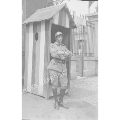 [France, années 1930. Portrait d'un sapeur à l'entrée des quartiers du 2e bataillon du 18e régiment du génie].