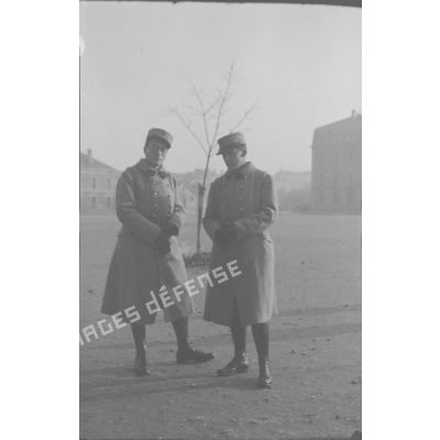 [France, années 1930. Portrait de deux sapeurs du 18e régiment du génie].