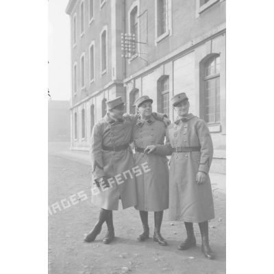 [France, années 1930. Portrait de trois sapeurs du 18e régiment du génie].