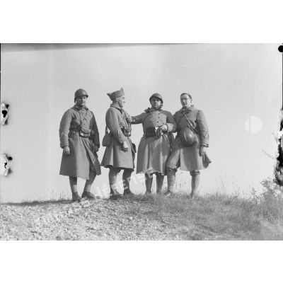 [France, années 1930. Photographie de groupe de quatre sapeurs du 18e régiment du génie].