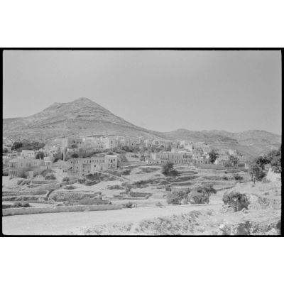 Le village de Apeiranthos entouré par des cultures en terrasse sur l'île de Naxos.