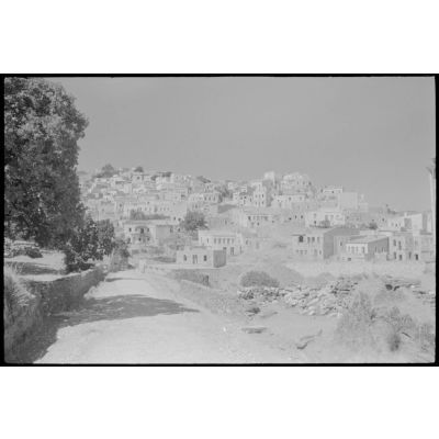 Le village de Apeiranthos entouré par des cultures en terrasse sur l'île de Naxos.