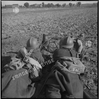 Servants d'un FM M-24/29 du 310e RI (régiment d'infanterie) au cours d'un entraînement, probablement dans le secteur défensif de Lille.
