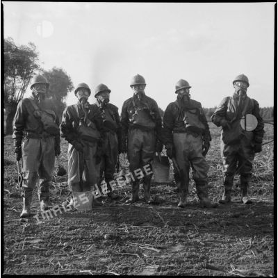 Fantassins du 310e régiment d'infanterie (RI) portant une tenue NBC caoutchoutée et l'ANP 31 lors d'un exercice.