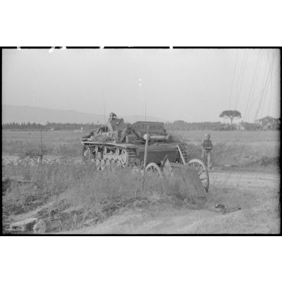 Dans le secteur d'Augusta, un Sturmgeschütz III de la III./Panzer-Regiment Hermann Goering.