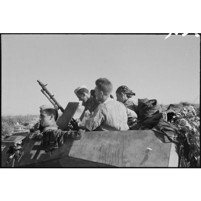 En Sicile, aux alentours d'Augusta des fantassins de la division Hermann Goering à bord d'un semi-chenillé Sd.kfz.250.
