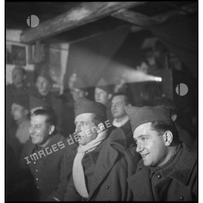 Photographie de groupe de soldats de différentes unités de la 2e armée qui assistent à une séance de cinéma aux armées.