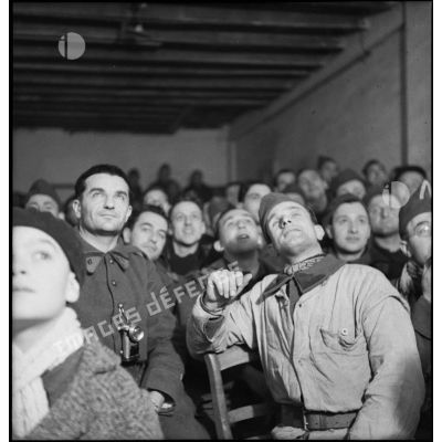 Photographie de groupe de soldats de la 2e armée qui assistent à une séance de cinéma aux armées.