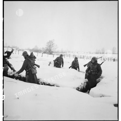 Plan général d'une patrouille de soldats de la 2e armée qui se déplace en colonne dans un paysage enneigé.