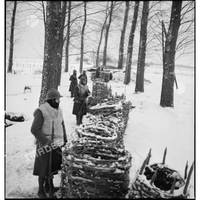 Fantassins d'une unité de la 2e armée postés en sentinelle sur un avant-poste le long de la frontière belge.