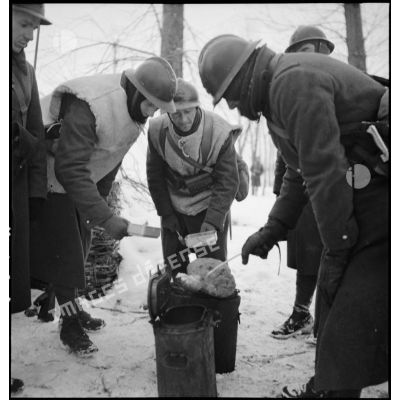 Distribution de repas conservés en norvégienne pour des soldats de la 2e armée en patrouille.