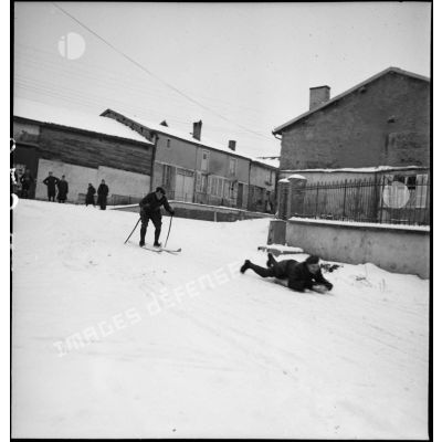 Des soldats de la 2e armée se détendent dans la neige des Ardennes.