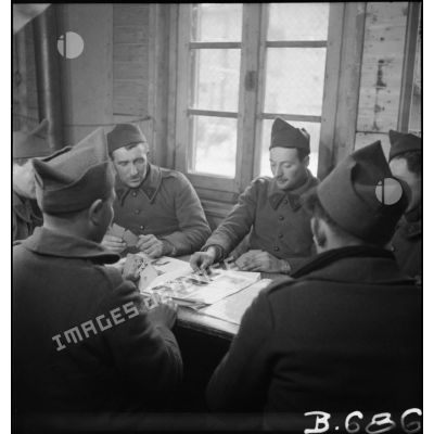 Des soldats d'une unité de la 2e armée jouent aux cartes dans un foyer mis en place par l'oeuvre de l'Union franco-américaine (UFA).