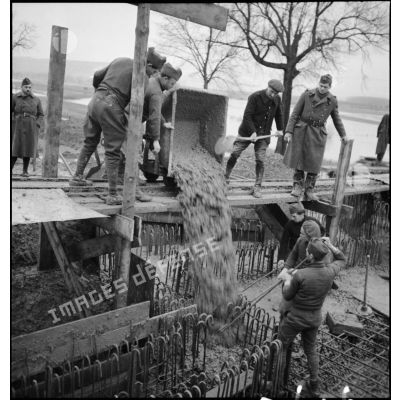 La drôle de guerre : construction d'ouvrages bétonnés et vie quotidienne sur la ligne Maginot.