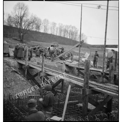Des soldats (sapeurs ou pionniers) construisent un ouvrage fortifié de la ligne Maginot.