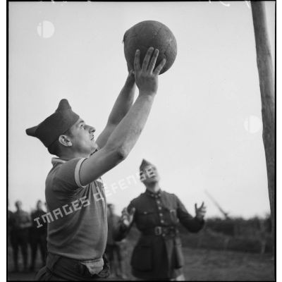 Des artilleurs du 402e RAAA jouent au basket-ball.