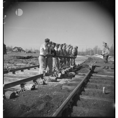 Construction d'une voie ferrée pour acheminer des pièces d'ALVF (artillerie lourde sur voie ferrée).