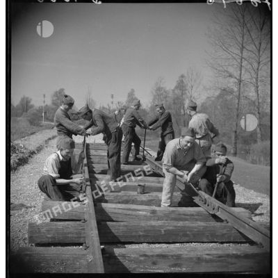 Construction d'une voie ferrée pour acheminer des pièces d'artillerie lourde sur voie ferrée (ALVF).