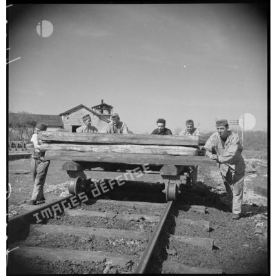 Construction d'une voie ferrée pour acheminer des pièces d'ALVF (artillerie lourde sur voie ferrée).
