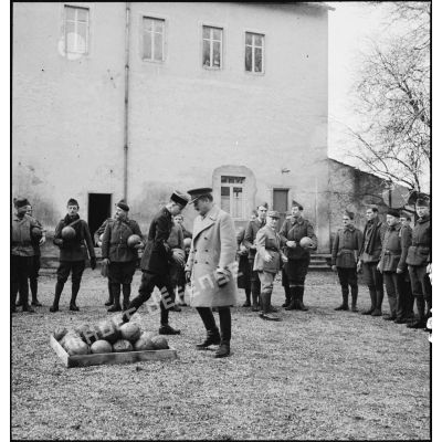Le général d'armée Edouard Réquin, commandant la 4e armée, et un officier supérieur du corps expéditionnaire britannique (ou BEF- British expedionary force), distribuent des ballons de football à des soldats d'unités de la 4e armée.
