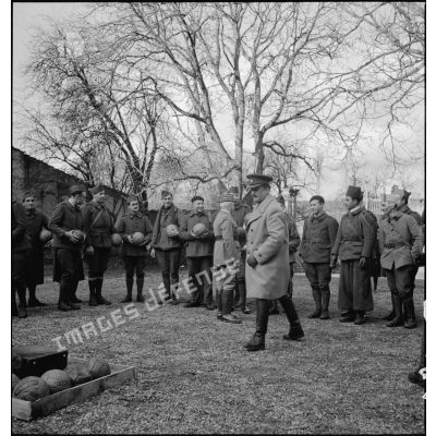 Le général d'armée Edouard Réquin, commandant la 4e armée, et un officier supérieur du corps expéditionnaire britannique (ou BEF- British expedionary force), distribuent des ballons de football à des soldats d'unités de la 4e armée.