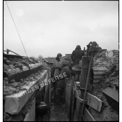 Photographie de groupe de soldats de la 4e armée dans une tranchée.