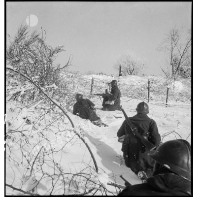 Des soldats de la 5e armée en patrouille sont a l'arrêt dans la neige.