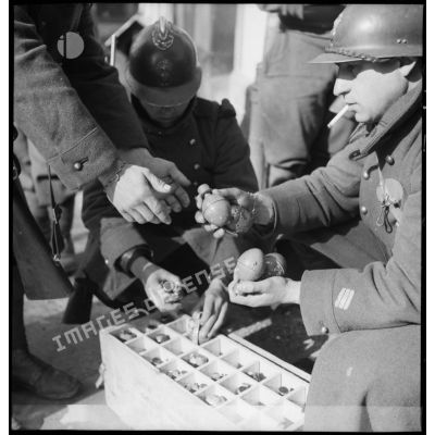 Un sergent-chef de la 5e armée distribue des grenades offensives avec bouchon allumeur modèle 1935.