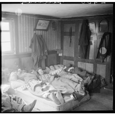 Dans un baraquement des soldats de la 5e armée dorment sur des lits.
