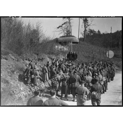 Des soldats d'unités de la 5e armée assistent à une messe en plein air près d'un ouvrage fortifié de la ligne Maginot.