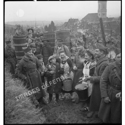 La drôle de guerre : fête villageoise à l'occasion des vendanges en Alsace.