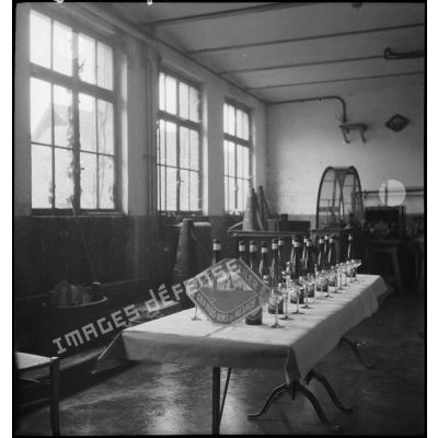 Bouteilles de vin d'Alsace disposées sur une table dans un atelier de conditionnement vinicole à l'occasion d'une fête des vendanges.